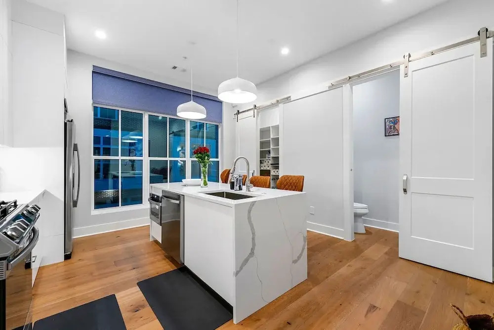 Stylish Midtown Home w Rooftop Views by Silverx