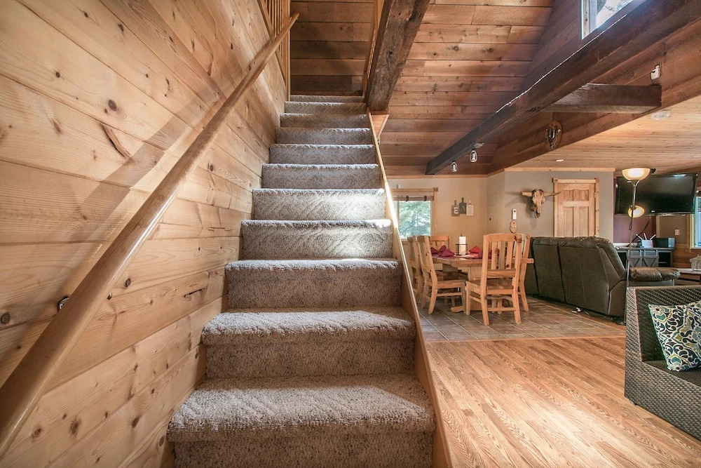 Log Hauler Haus Apartment 3 NW Comfy Cabins