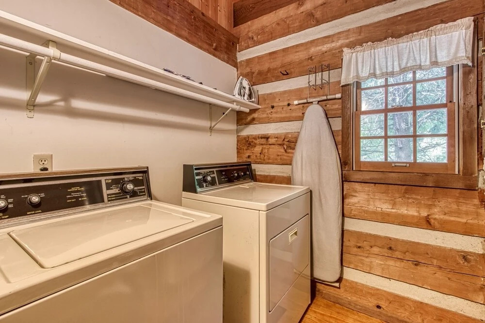 Valhalla - Private Rustic Getaway 2 Bedroom Cabin by RedAwning
