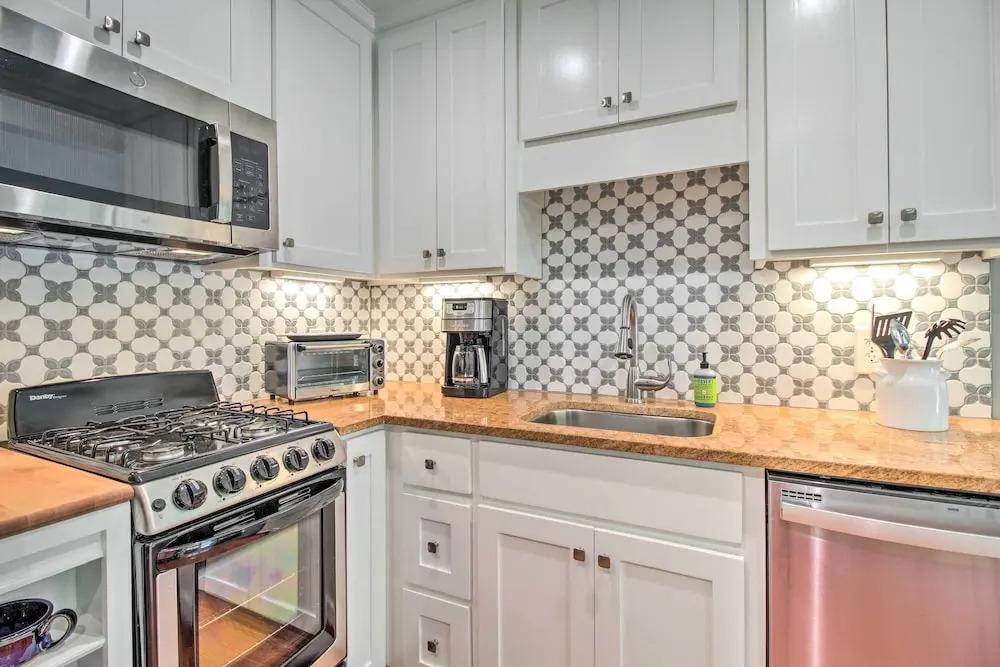 Elegant Savannah Hideaway w/ Private Garden