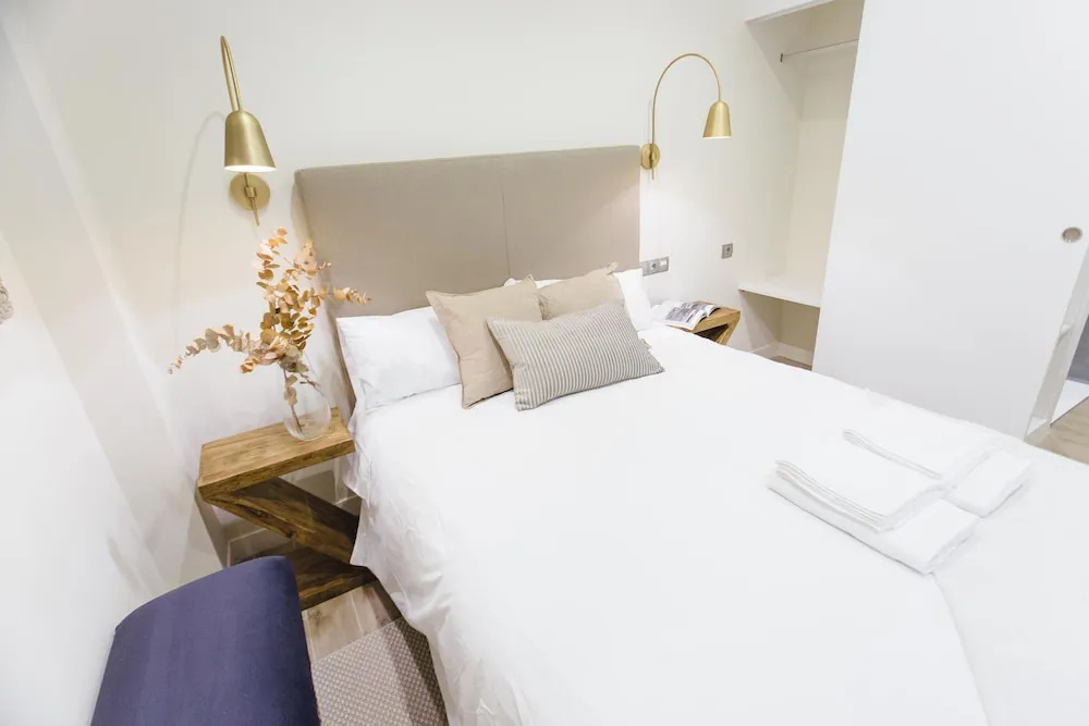 One&Lux Byron Suites