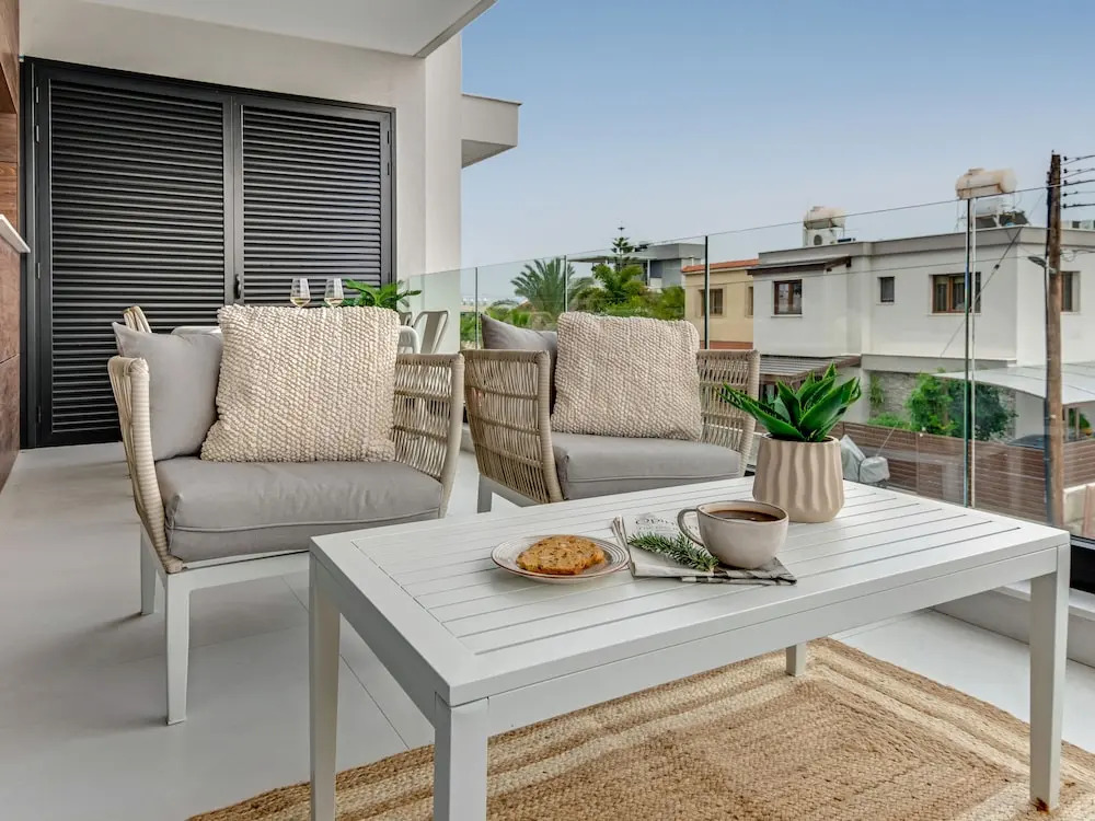 Sanders Only - Lovely 1-bdr Apt With two Balconies