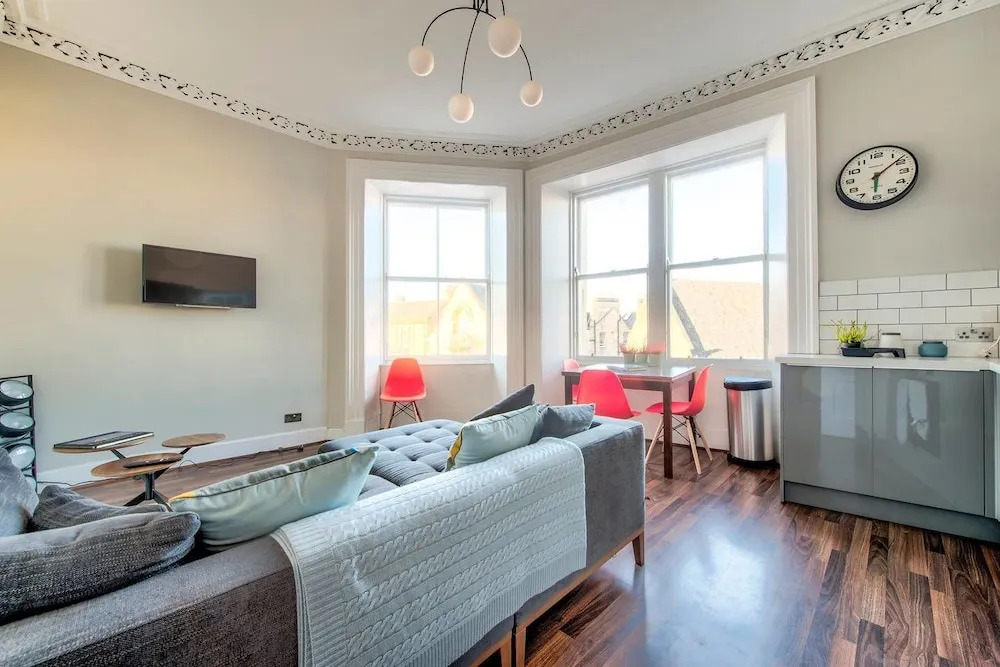 Spacious 2bd Apt Next to The Meadows/old Town