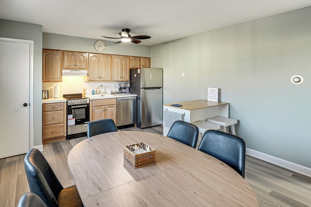 2 Blocks to Beach & Boardwalk: Ocean City Condo