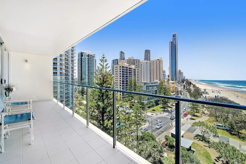 Absolute Beachfront - Central Surfers Paradise