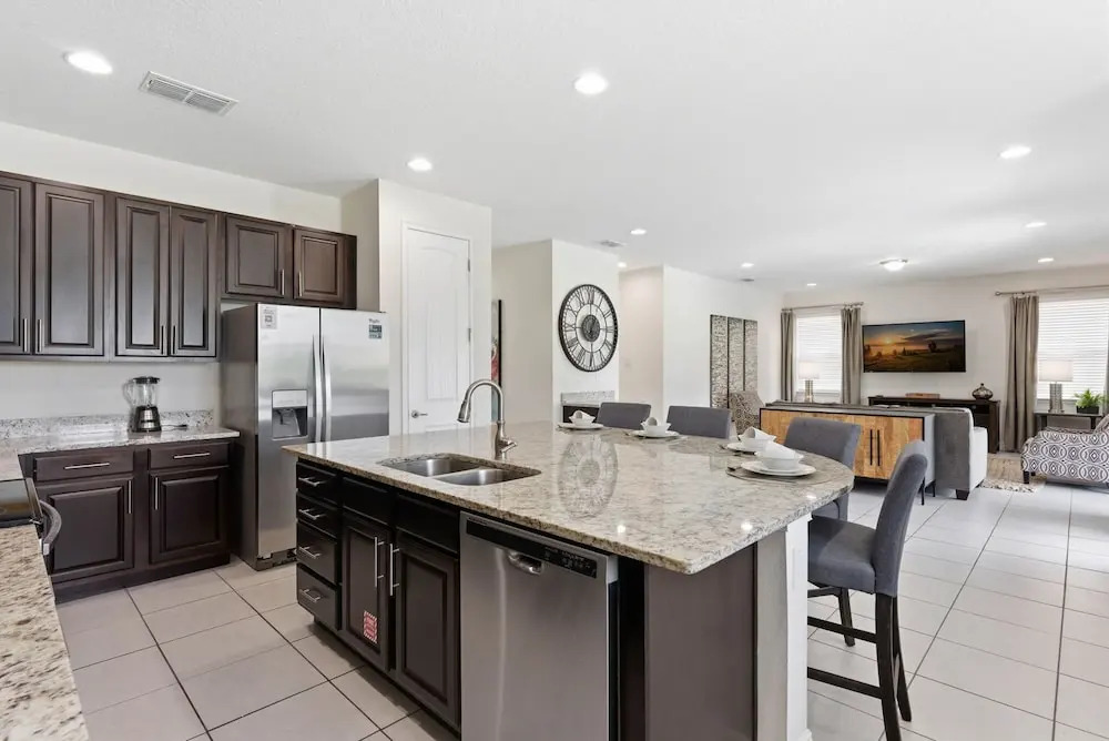 Comfort 6BR Getaway, Private Pool, Great Location