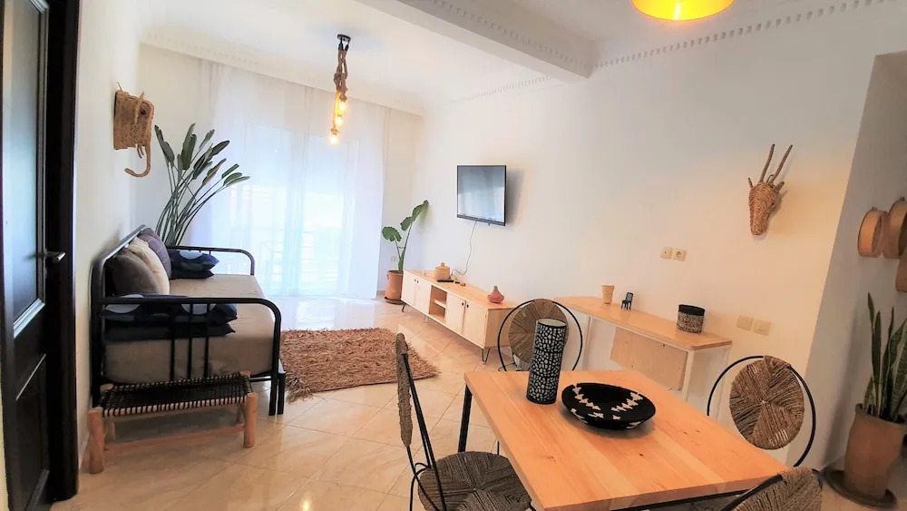 FRESH DESIGNED next to THE SEA -nice area - wifi