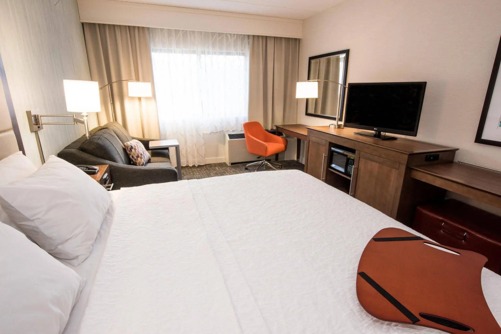 Holiday Inn Express-Western Avenue University