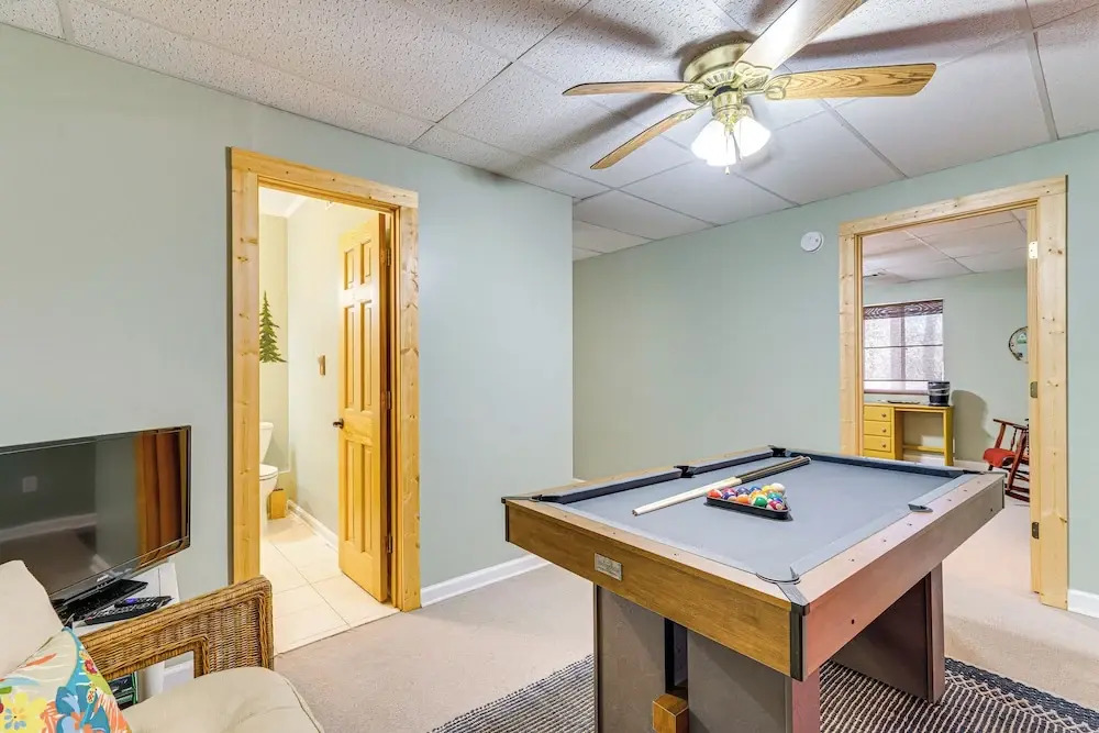 Pet-friendly Hiawassee Cabin w/ Lake Views & Sauna