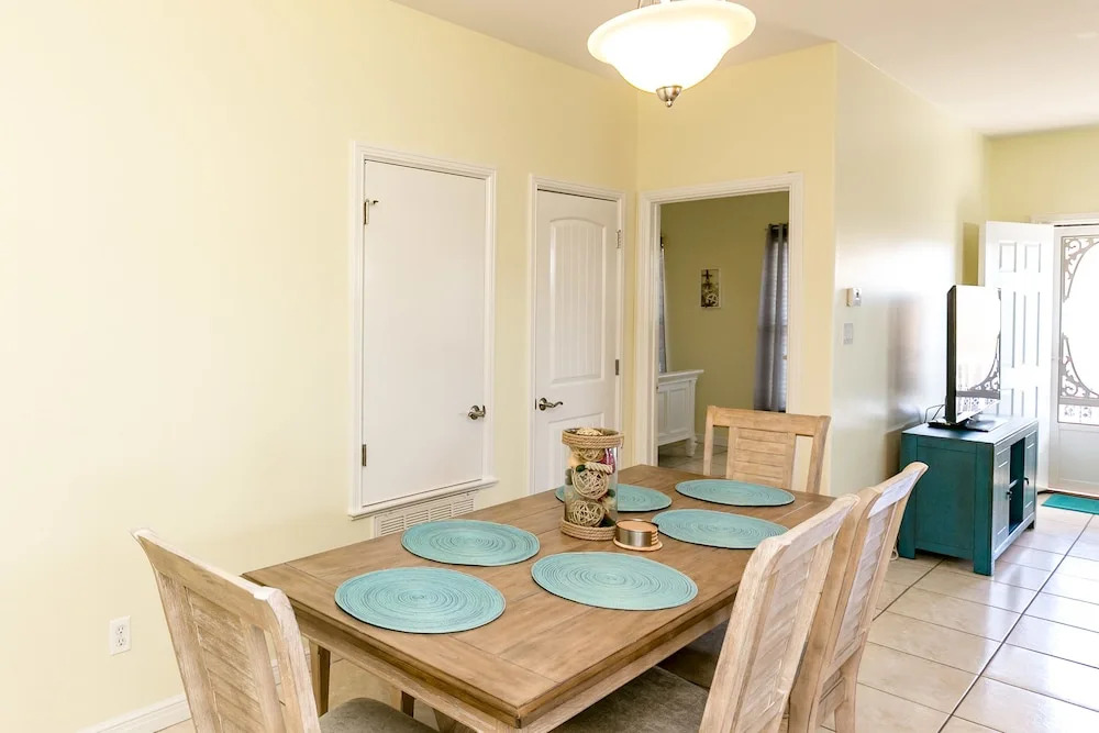 Intimate Resort 2 Blocks from Beach by RedAwning