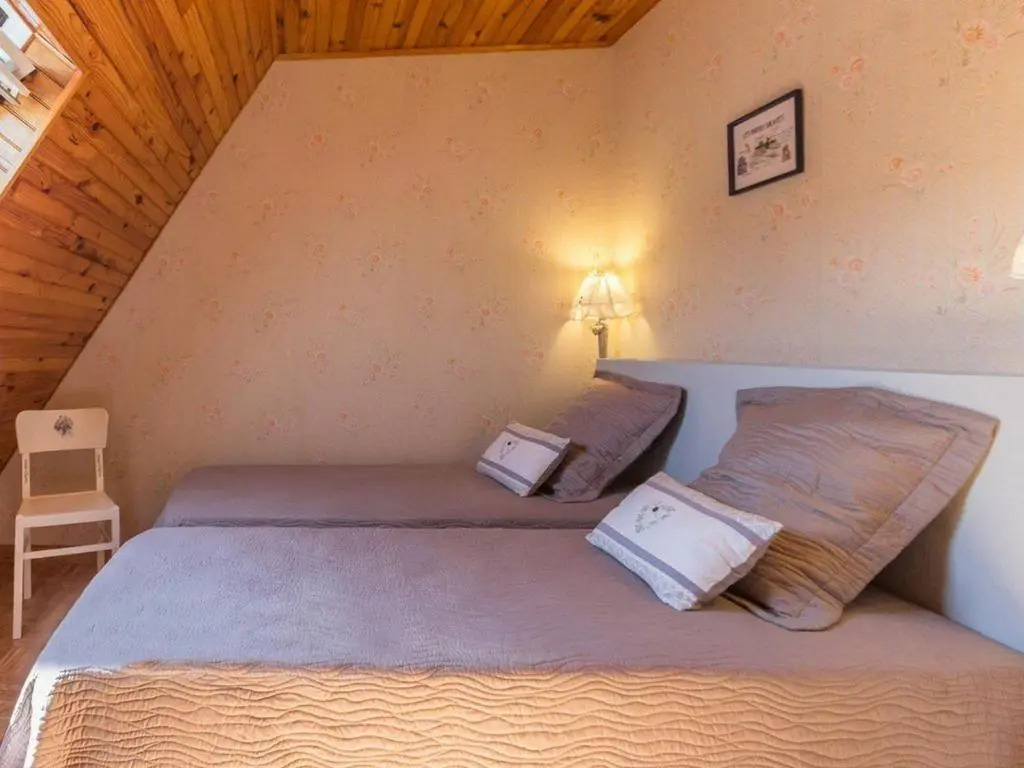 Maison rénovée typique, calme, proche mer, 2 cours fermées, cheminée et équipements pour enfants. - FR-1-306-836