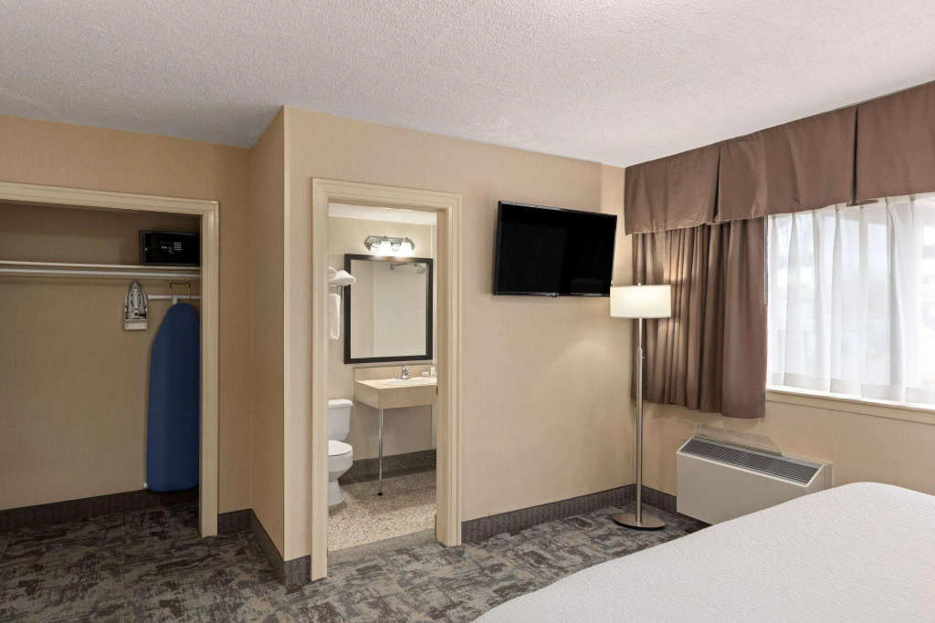Travelodge by Wyndham Thunder Bay ON