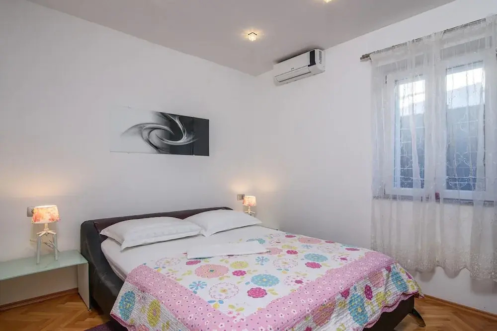 Modern Apartment in Arbanija with Hot Tub