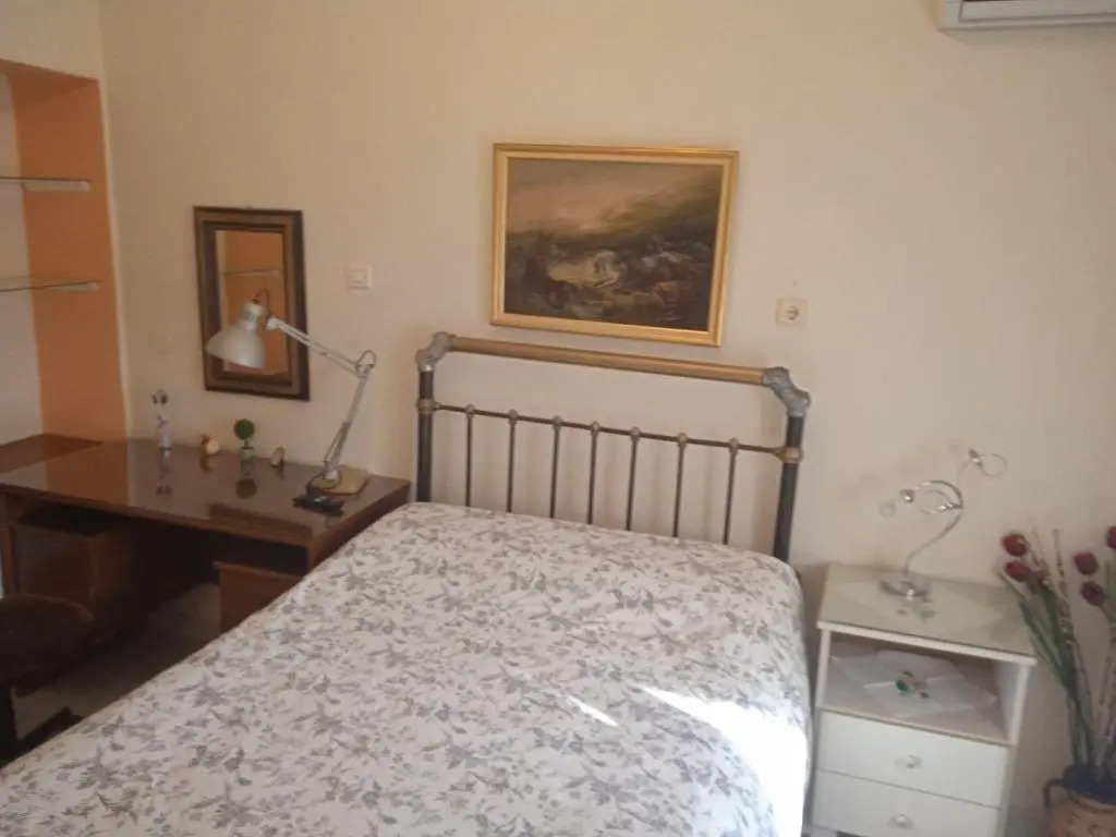 Γκαρσονιέρα 32τμ με αυλή και πάρκινγκ