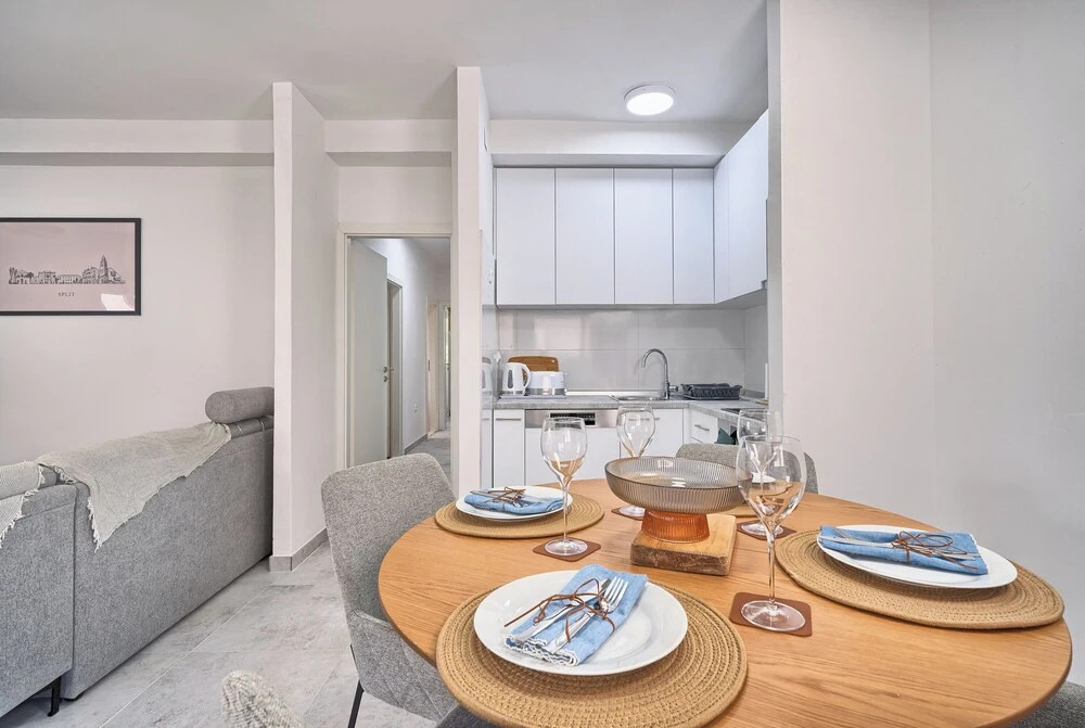 A1-luxury apt w big Balcony, 4 min Walk to Beach