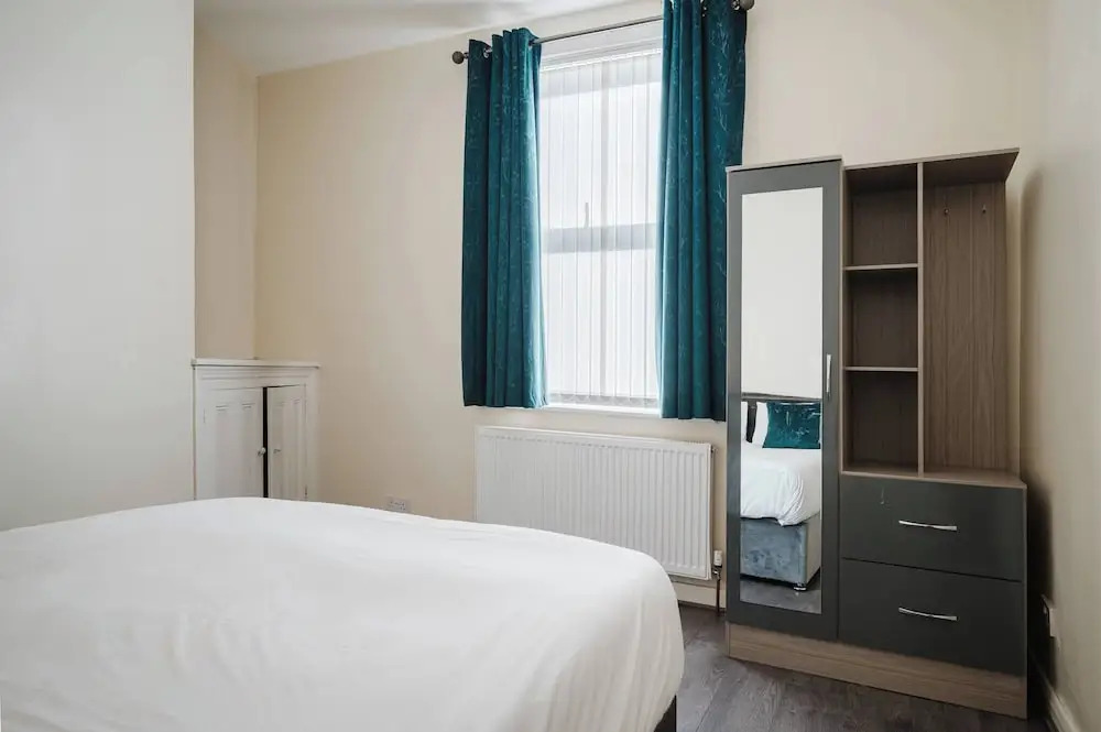 6-bed Manchester Holiday