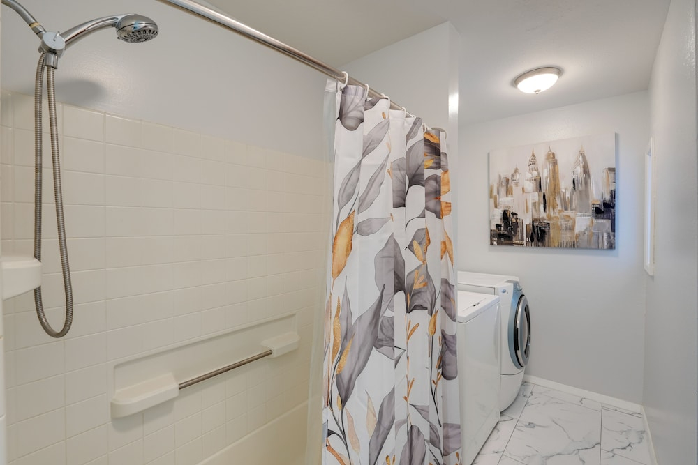 U-med District Townhome w/ Private Yard + Grill