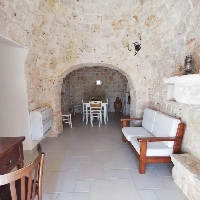 Antico trullo ristrutturato con piscina e giardino