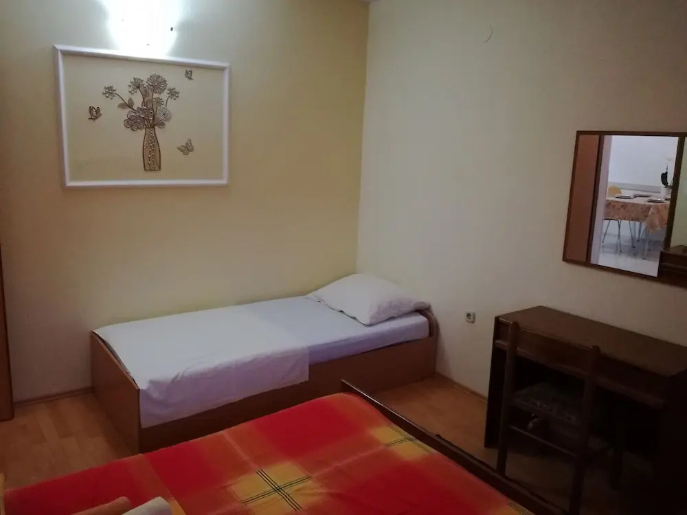 Robi- Swimming Pool and Beautiful Garden - A2-crveni