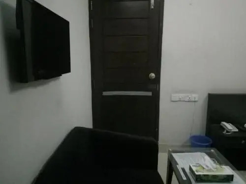 Royal Living Hotel & Suites