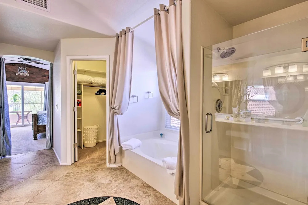 Boat Dock, Game Room! Lakefront Glendale Getaway