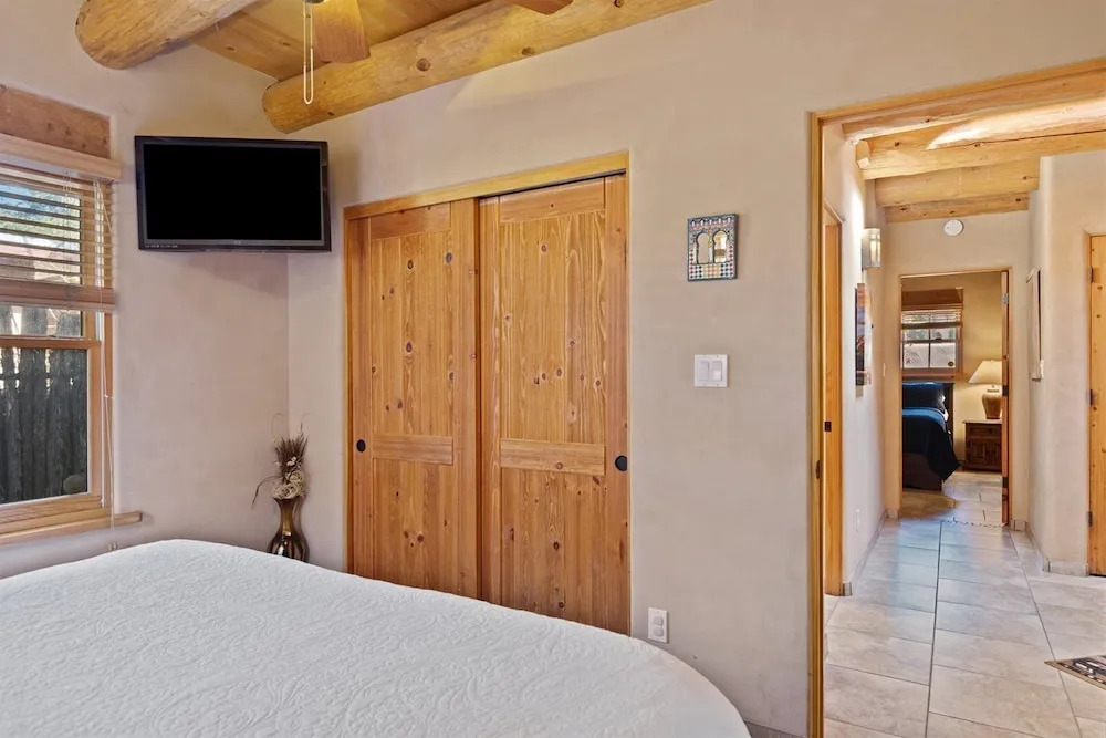 Kiva - Stunning & Lovely With Kiva Fireplace, Walk to the Plaza and the Railyard