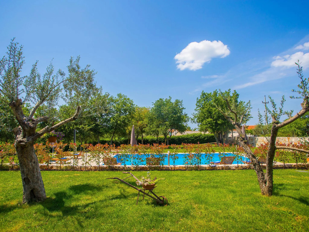 Nicely furnished apartment with communal pool on a horse ranch