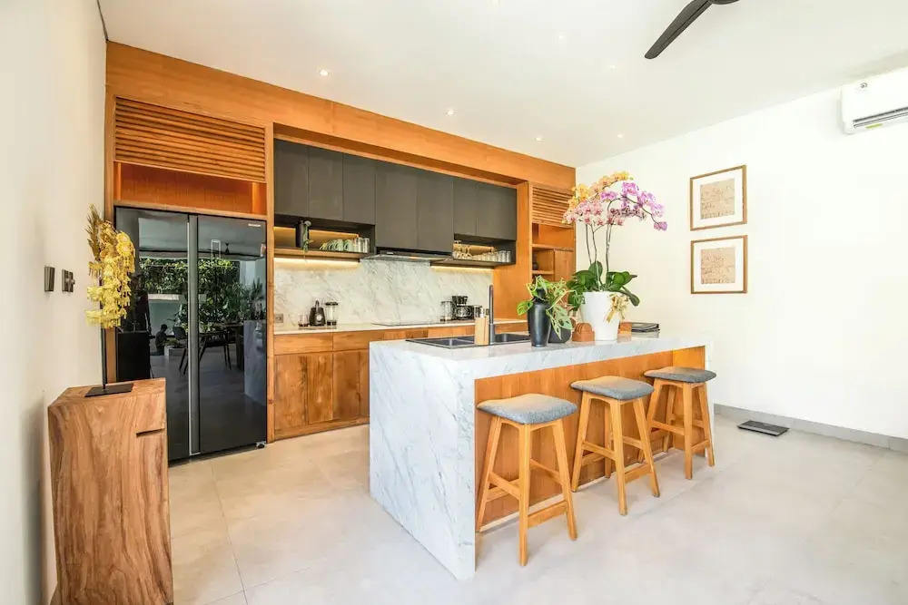 Brand new Luxury 5 br villa 200m to Brawah Beach