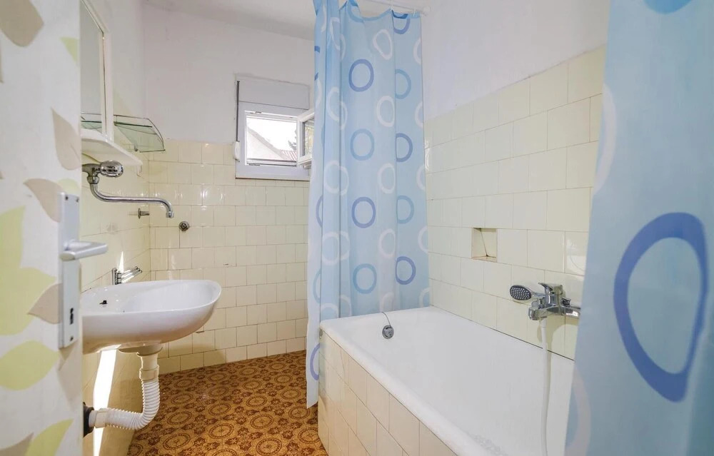 Nice Apartment in Gornji Karin With 2 Bedrooms and Wifi
