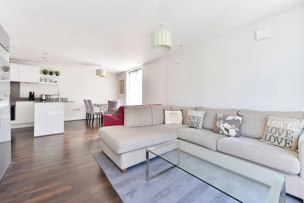 Superb apt for 6 w/ balcony, 10mins to East Putney