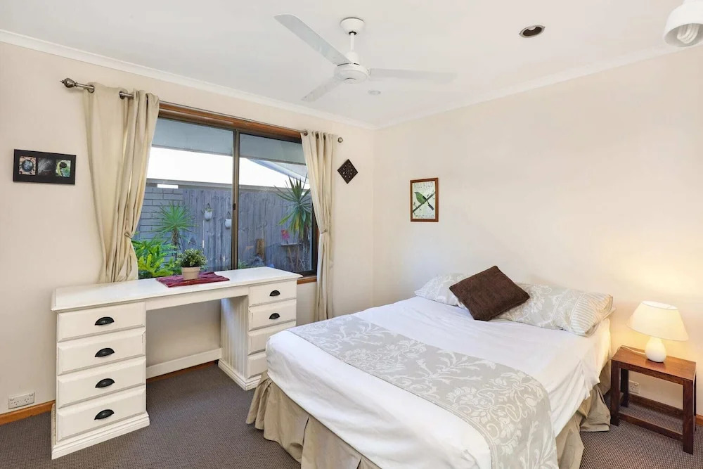 Schman55-Waterfront, Resort-Style Entertainer