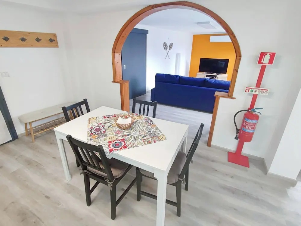 Modern 2BR Ground-floor Flat BBQ Patio Parking