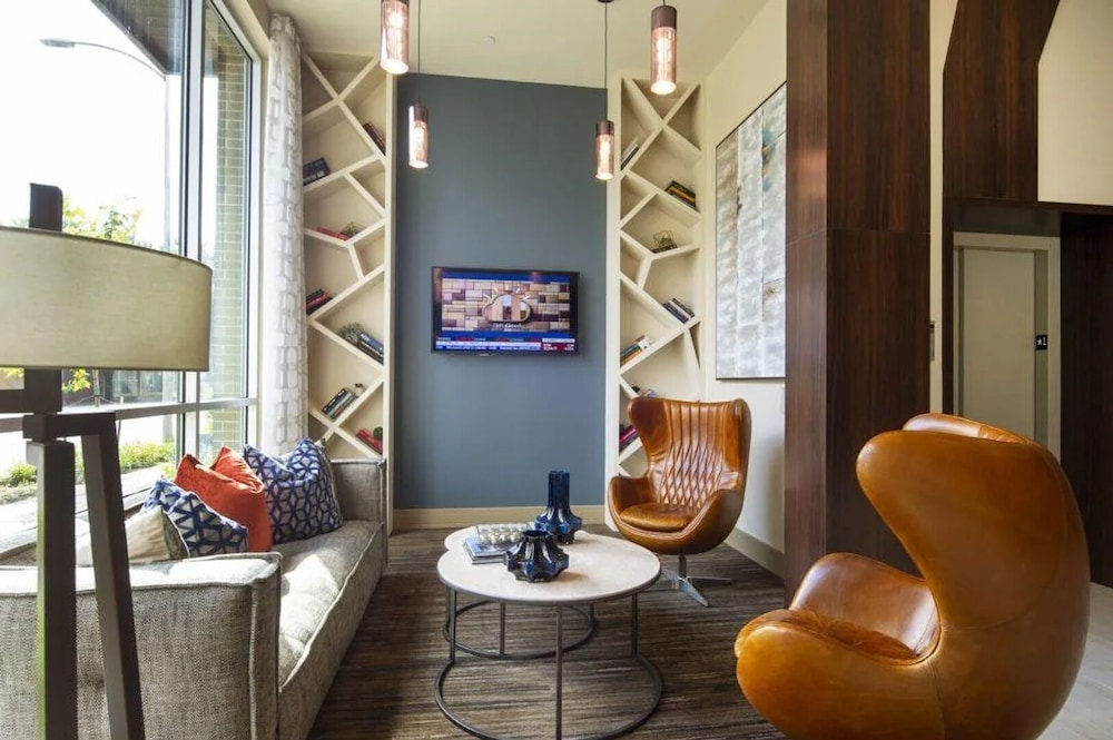 Landing Amazing 1bd, Courtyard, Game Room