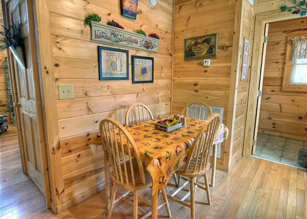 MYSTIC MOUNTAIN - GREAT LOCATION! CLOSE TO ALL THE ACTION! cabin