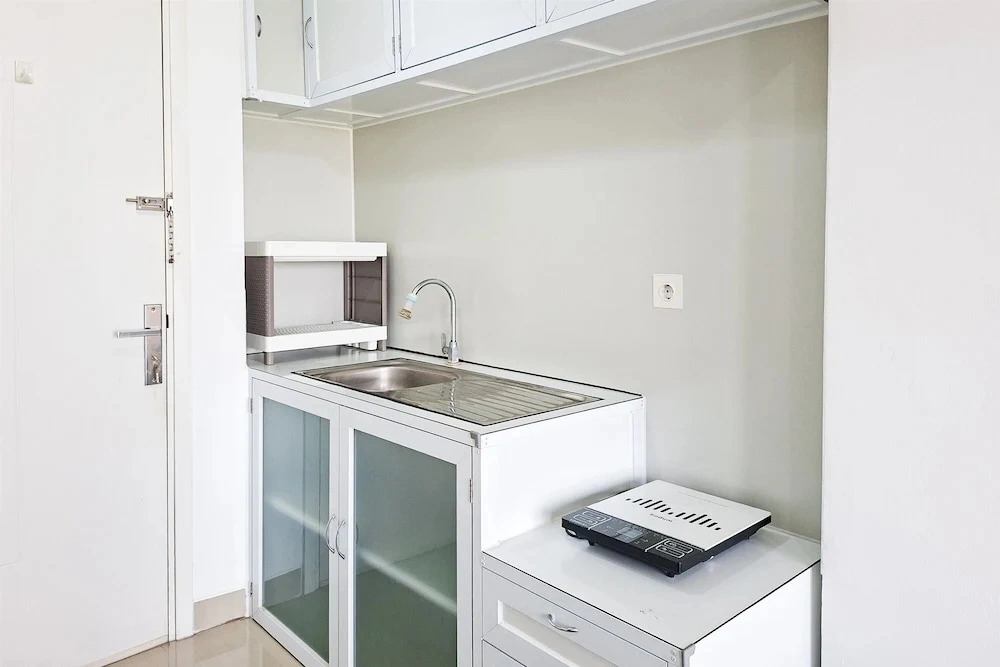 Comfy White Studio At Poris 88 Apartment