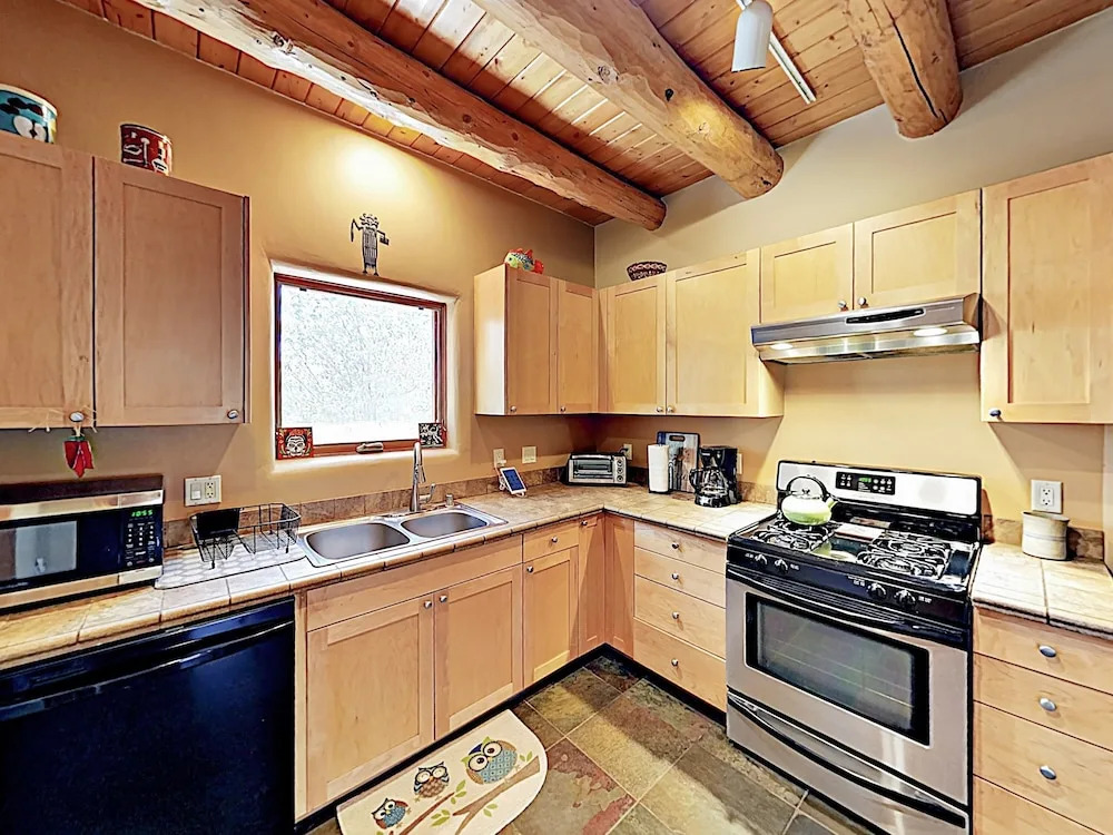 Cozy Oasis Near Plaza W/ Private Backyard & Grill 2 Bedroom Home