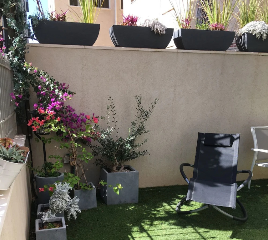 Apt Terrace & Garden - Bauhaus