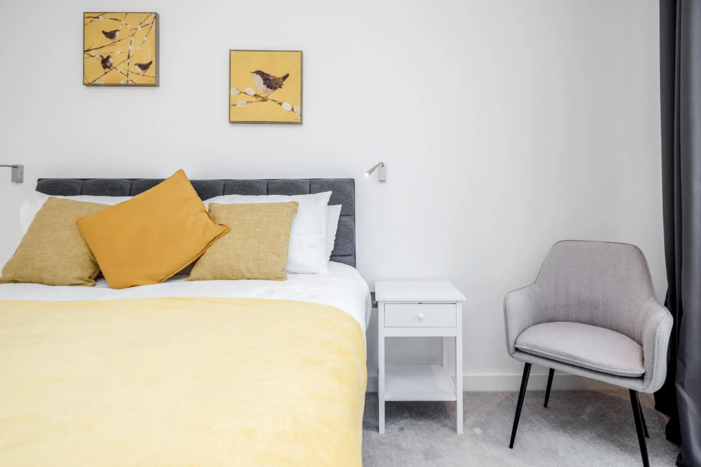 2 Bedroom Luxury St Albans Apartment - Free WiFi with Netflix & Parking. The property sleeps 6