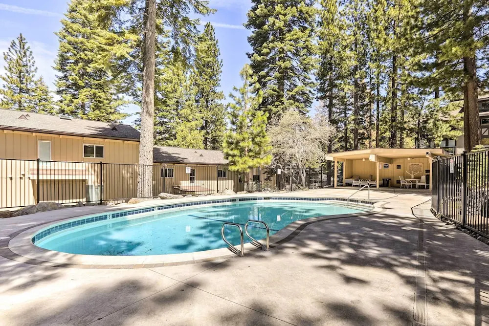 1 Mi to Diamond Peak Ski Resort: Forest-View Condo