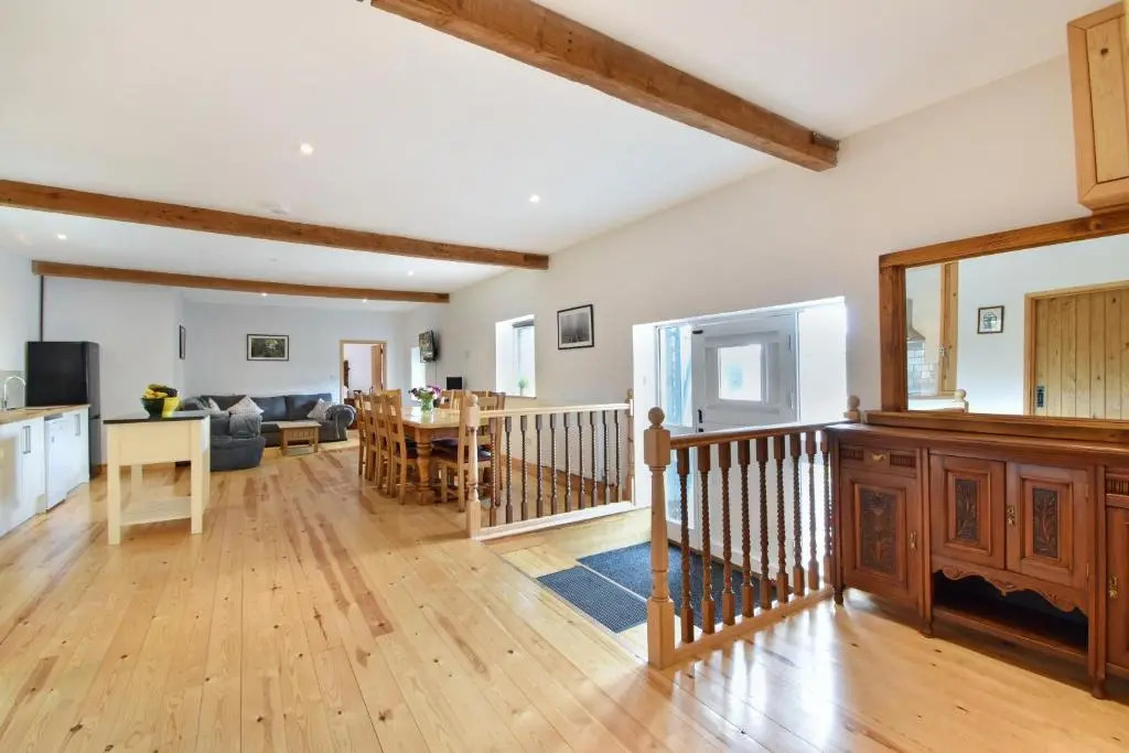 5 Bed Barn Conversion - with private hot tub