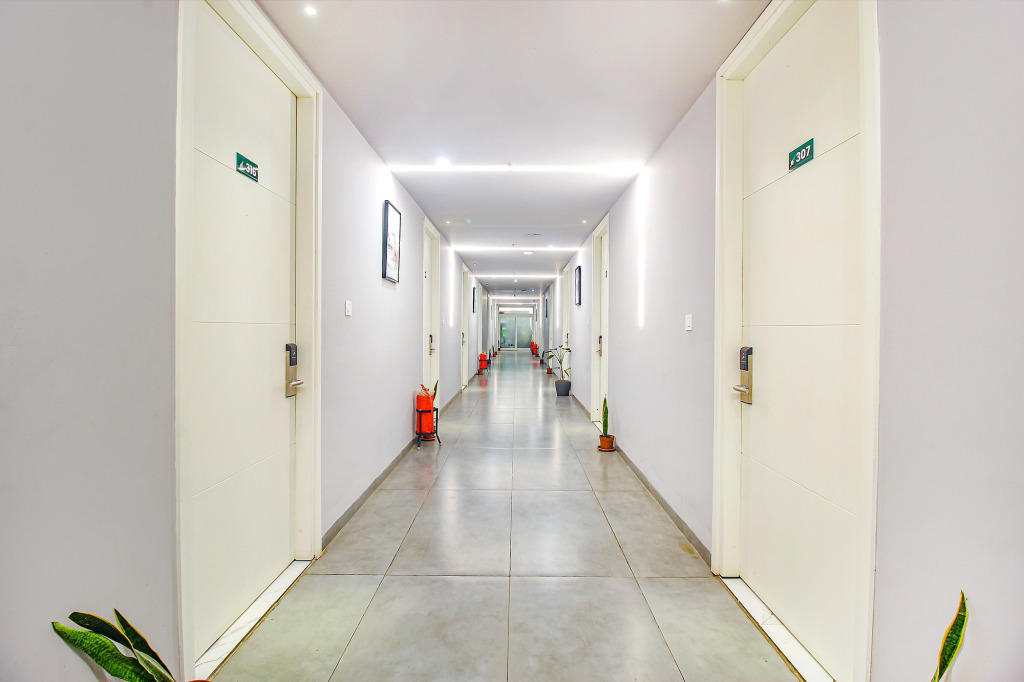 FabHotel SSR Fern Suites - 100M from GSM Mall Madeenaguda