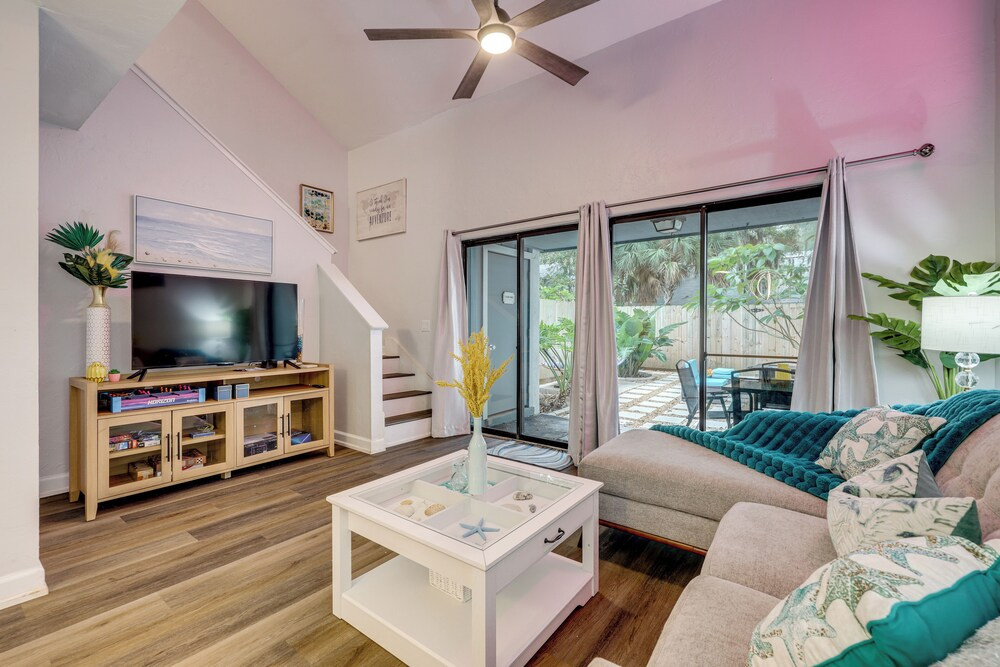 Chic Townhouse w/ Hot Tub, 4 Mi to Atlantic Beach!