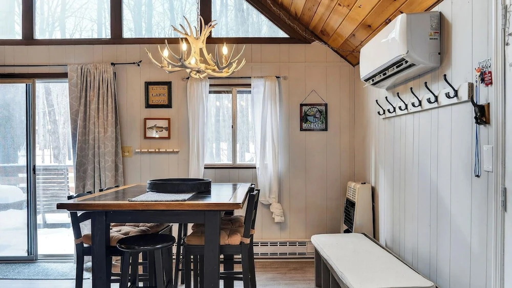 Evergreen Lodge by Avantstay Poconos Lake Cabin + Fireplace + Large Deck + Near Jack Frost & Kalahari