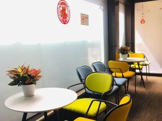 Mingyue Business Hotel(Huaqiang North subway station store)