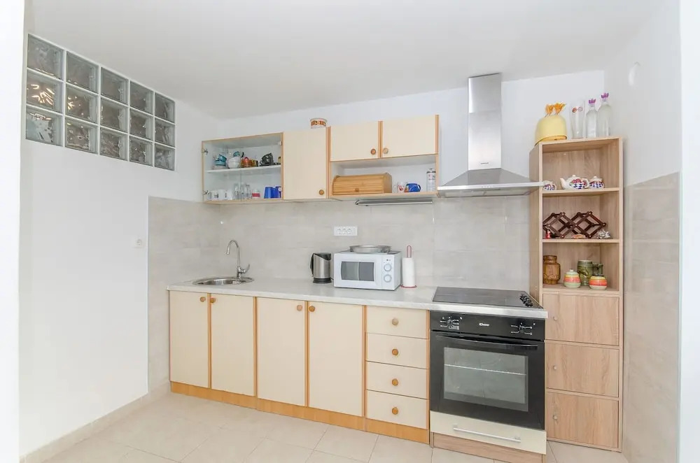 Spacious apartment Neven near center, with two AC units