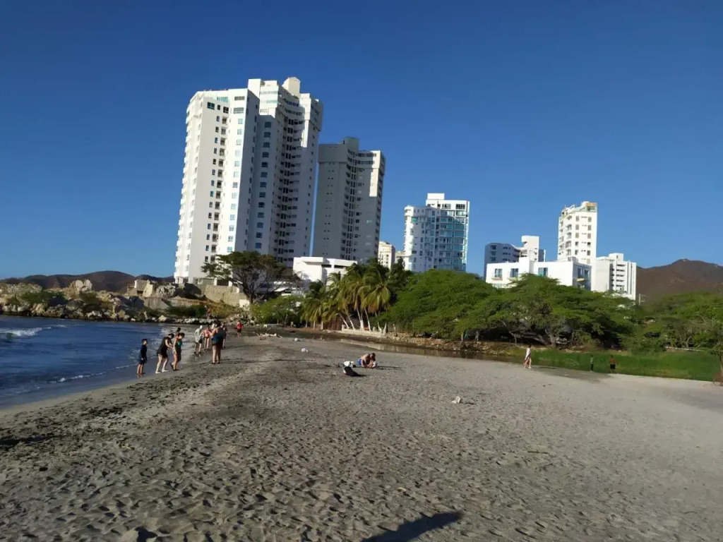 Rodadero Sur Santa Marta Edificio Aragoa a 150 metros del mar