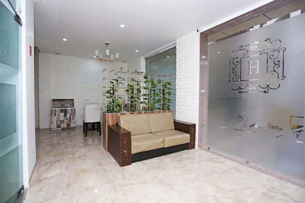 OYO 9612 Hotel Royal Ramiro