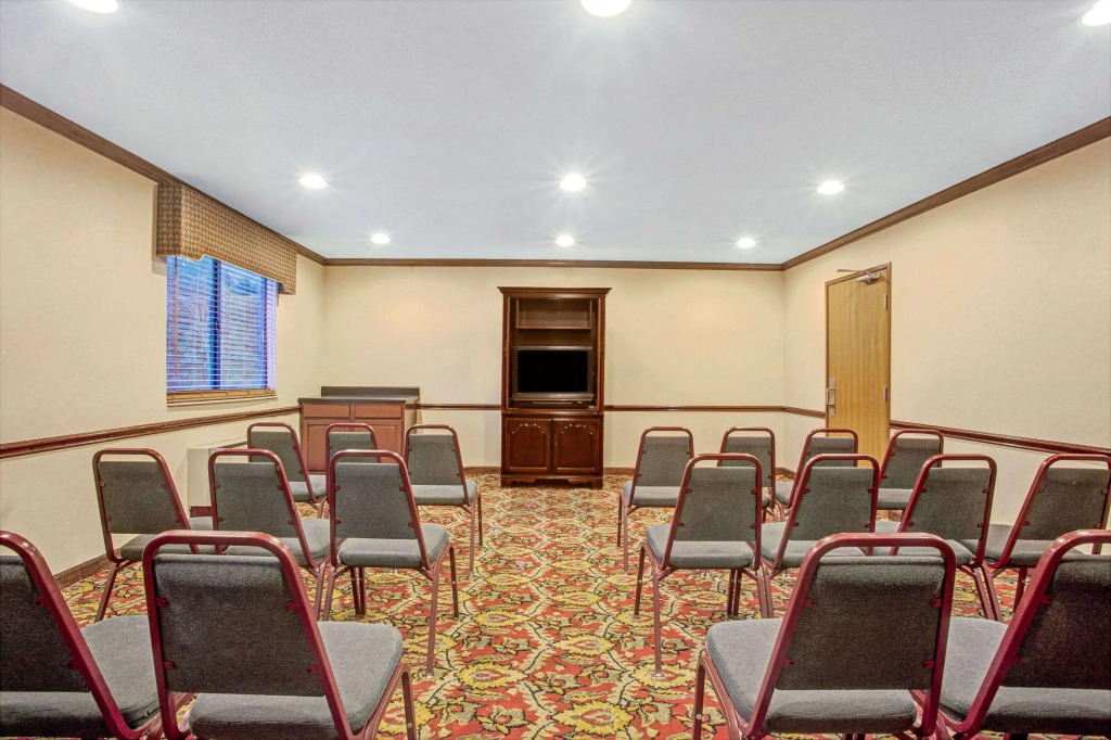 Super 8 by Wyndham Clinton