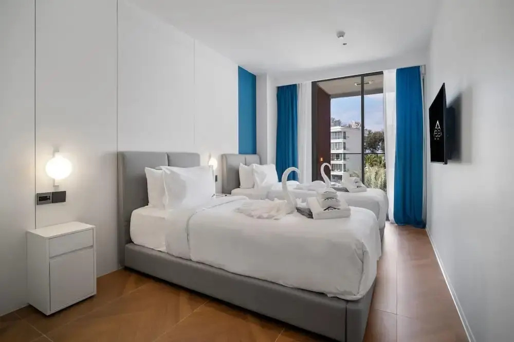 Premier 3-bedroom Apartment E333 Beachfront