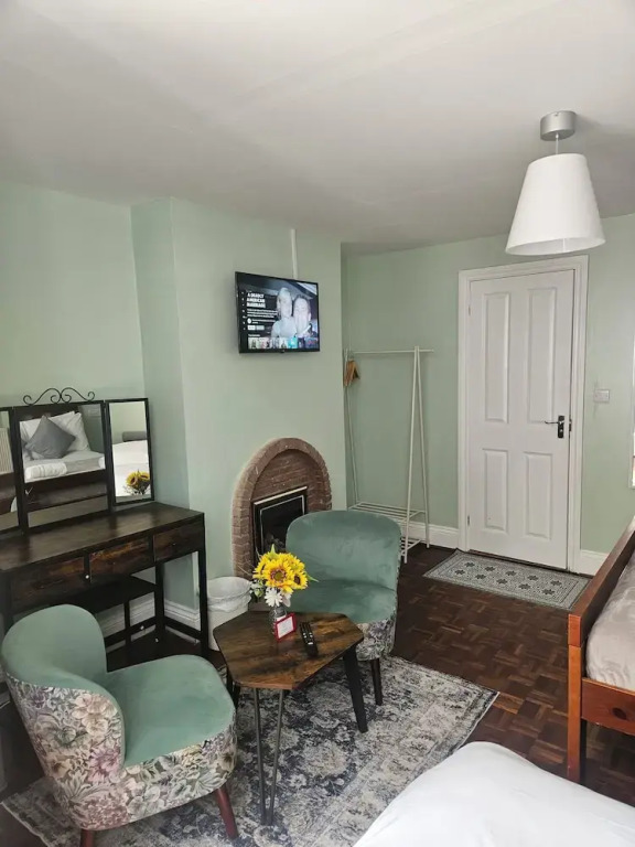 Basement 2 Bed Appartment with EVCharger